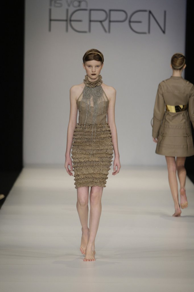 艾里斯·范·荷本 Iris van Herpen 2009/10秋冬高级成衣发布秀 - Amsterdam Fall 2009