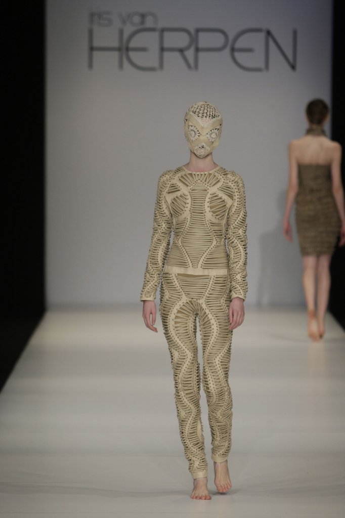 艾里斯·范·荷本 Iris van Herpen 2009/10秋冬高级成衣发布秀 - Amsterdam Fall 2009