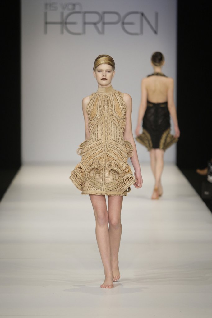 艾里斯·范·荷本 Iris van Herpen 2009/10秋冬高级成衣发布秀 - Amsterdam Fall 2009