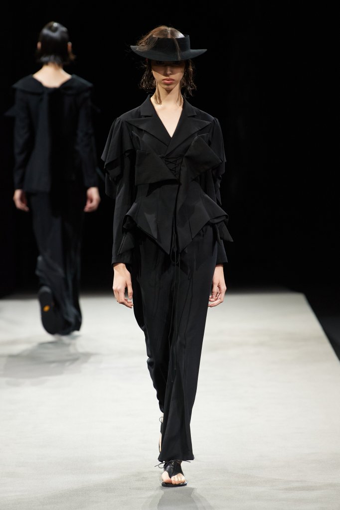 山本耀司 Yohji Yamamoto 2023春夏高级成衣秀 - Paris Spring 2023