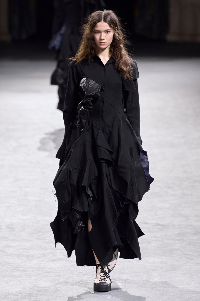 山本耀司 Yohji Yamamoto 2023/24秋冬高级成衣秀 - Paris Fall 2023