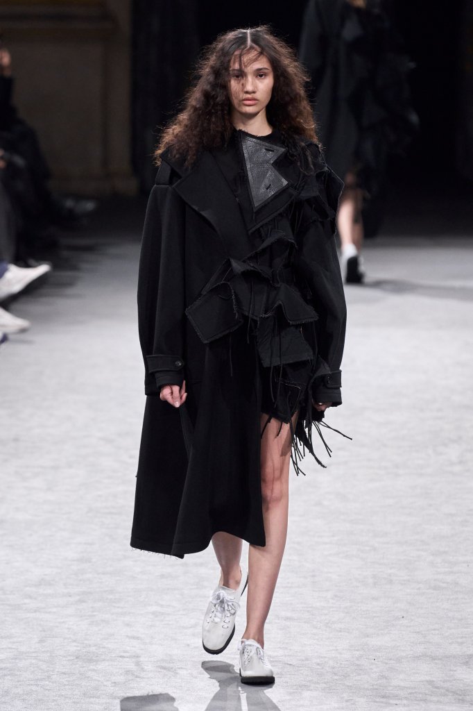 山本耀司 Yohji Yamamoto 2023/24秋冬高级成衣秀 - Paris Fall 2023