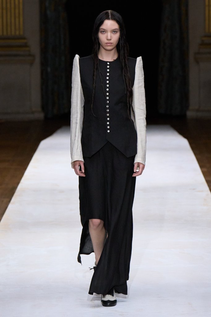 山本耀司 Yohji Yamamoto 2024春夏高级成衣秀 - Paris Spring 2024