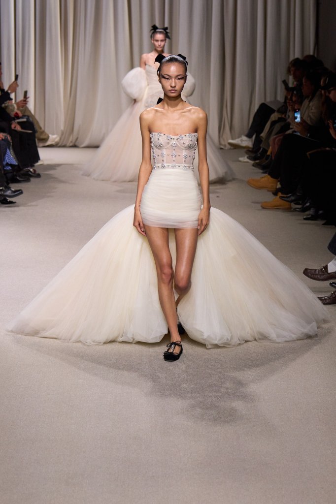 詹巴迪斯塔·瓦利 Giambattista Valli 2024春夏高级定制秀 - Couture Spring 2024