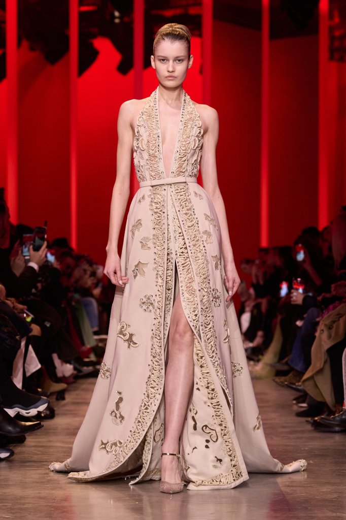  艾莉·萨博 Elie Saab 黎巴嫩 Lebanon 贝鲁特 Beirut 走秀(Runway) 2024春夏高级定制 Couture Spring 2024 女装 挂脖连衣裙 Halter Dress 女装 挂脖连衣裙 Halter Dress 女装 挂脖连衣裙 Halter Dress 女装