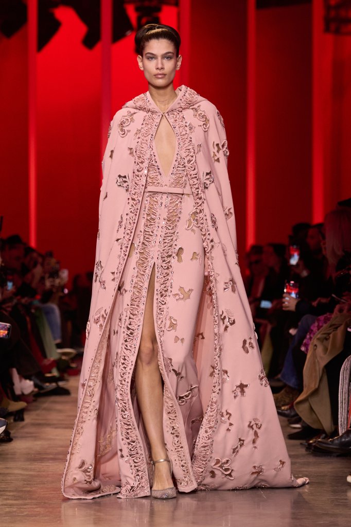  艾莉·萨博 Elie Saab 黎巴嫩 Lebanon 贝鲁特 Beirut 走秀(Runway) 2024春夏高级定制 Couture Spring 2024 女装 晚礼服 Evening Coat 女装 晚礼服 Evening Coat 女装