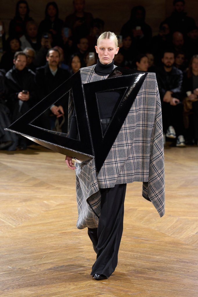 渡边淳弥 Junya Watanabe 2024/25秋冬高级成衣秀 - Paris Fall 2024