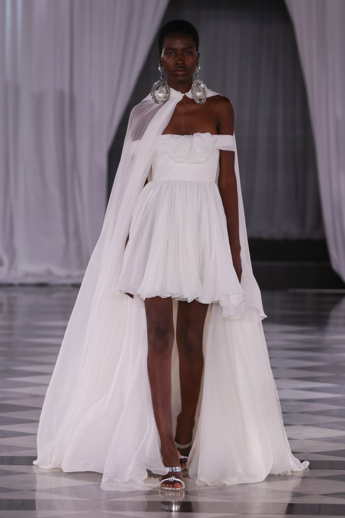 詹巴迪斯塔·瓦利 Giambattista Valli 2025春夏婚纱礼服秀 - Barcelona Bridal 2025