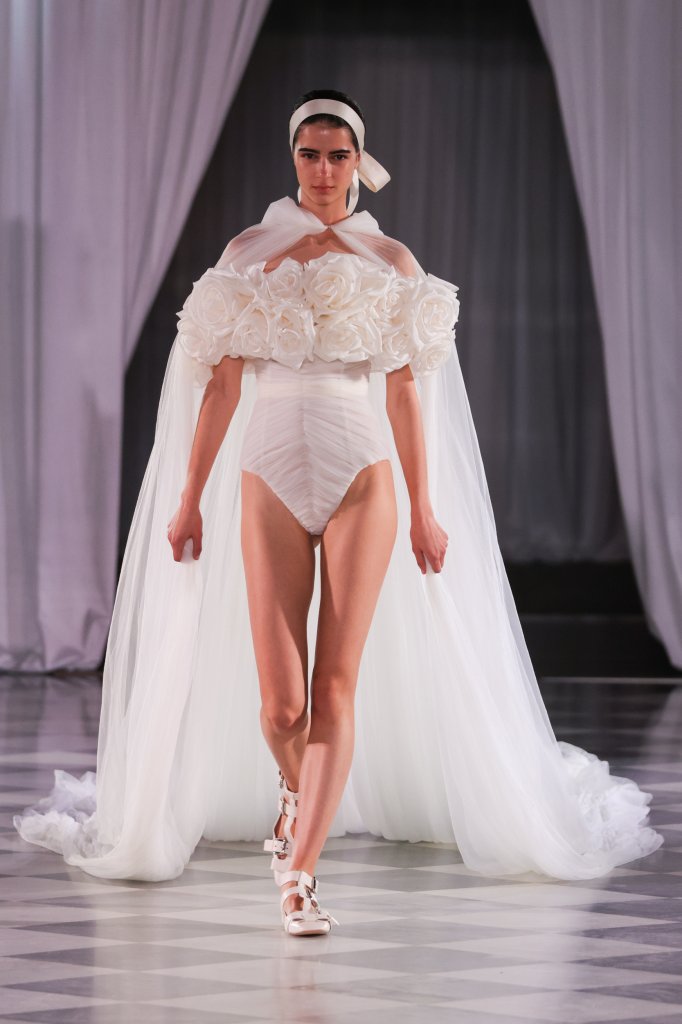 詹巴迪斯塔·瓦利 Giambattista Valli 2025春夏婚纱礼服秀 - Barcelona Bridal 2025