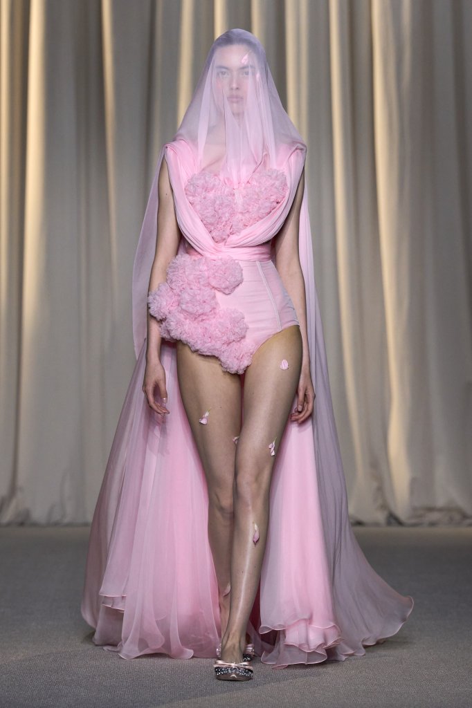 詹巴迪斯塔·瓦利 Giambattista Valli 2024/25秋冬高级定制秀 - Couture Fall 2024