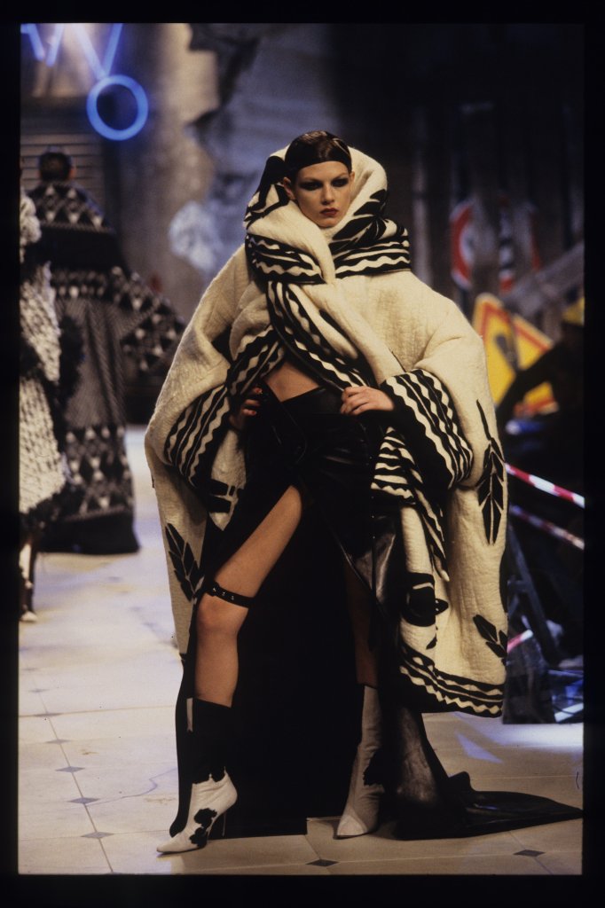 约翰·加利亚诺 John Galliano 1999/00秋冬高级成衣秀 - Paris Fall 1999