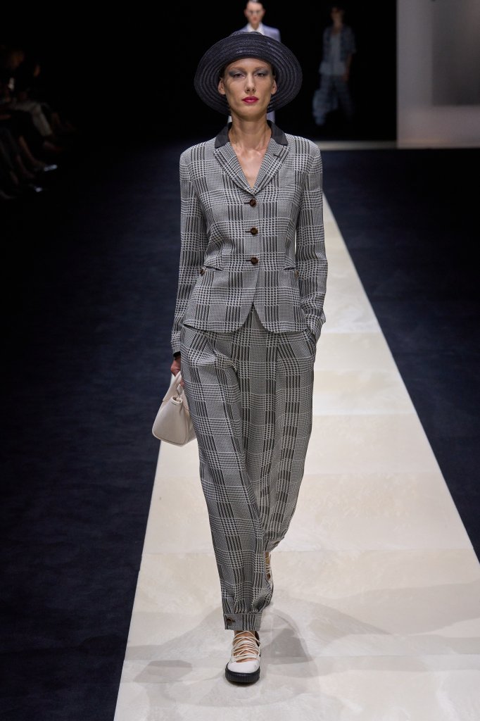 安普里奥·阿玛尼 Emporio Armani 2025春夏高级成衣秀 - Milan Spring 2025