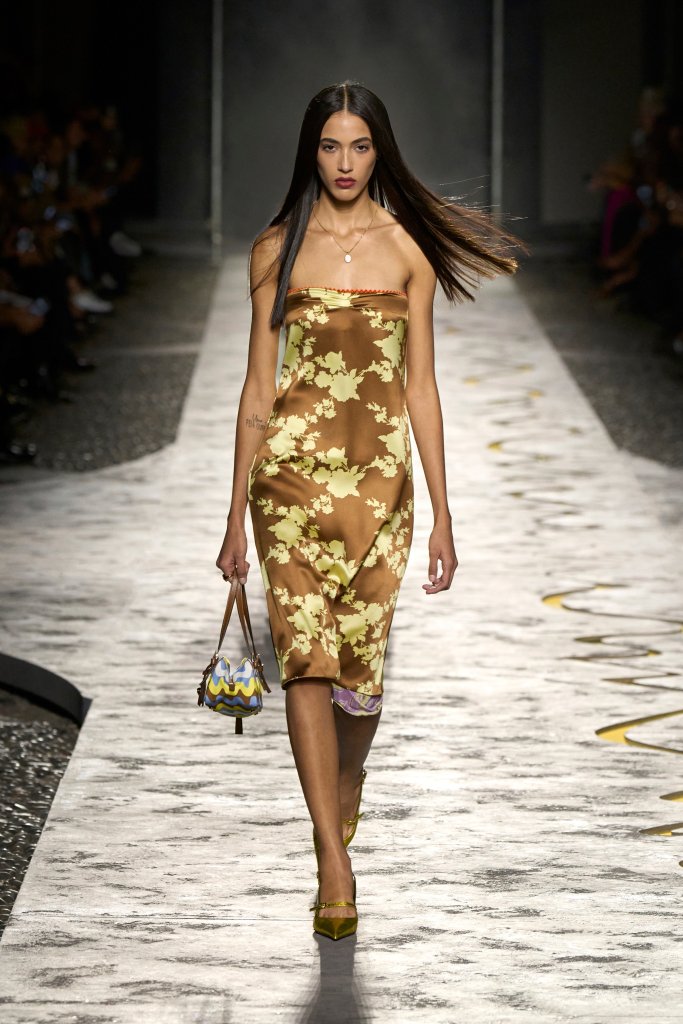 范思哲 Versace 2025春夏高级成衣秀 - Milan Spring 2025