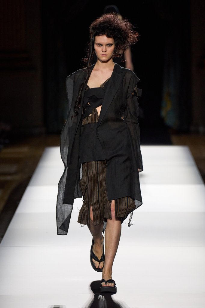 山本耀司 Yohji Yamamoto 2025春夏高级成衣秀 - Paris Spring 2025