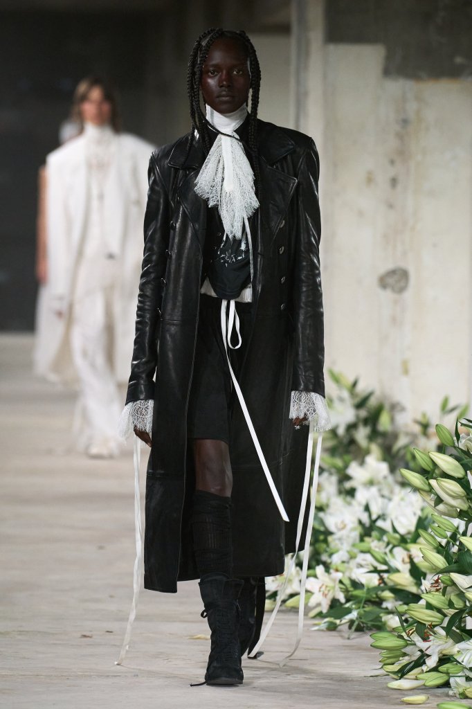 安·迪穆拉米斯特 Ann Demeulemeester 2025春夏高级成衣秀 - Paris Spring 2025