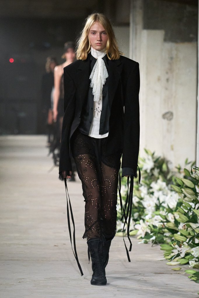 安·迪穆拉米斯特 Ann Demeulemeester 2025春夏高级成衣秀 - Paris Spring 2025