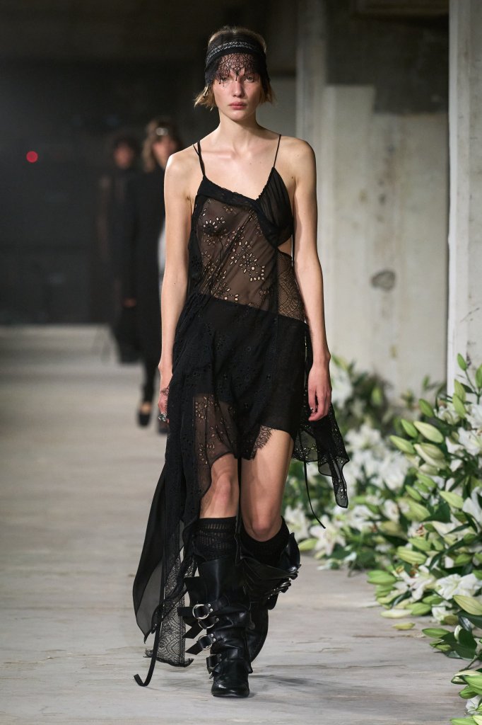 安·迪穆拉米斯特 Ann Demeulemeester 2025春夏高级成衣秀 - Paris Spring 2025