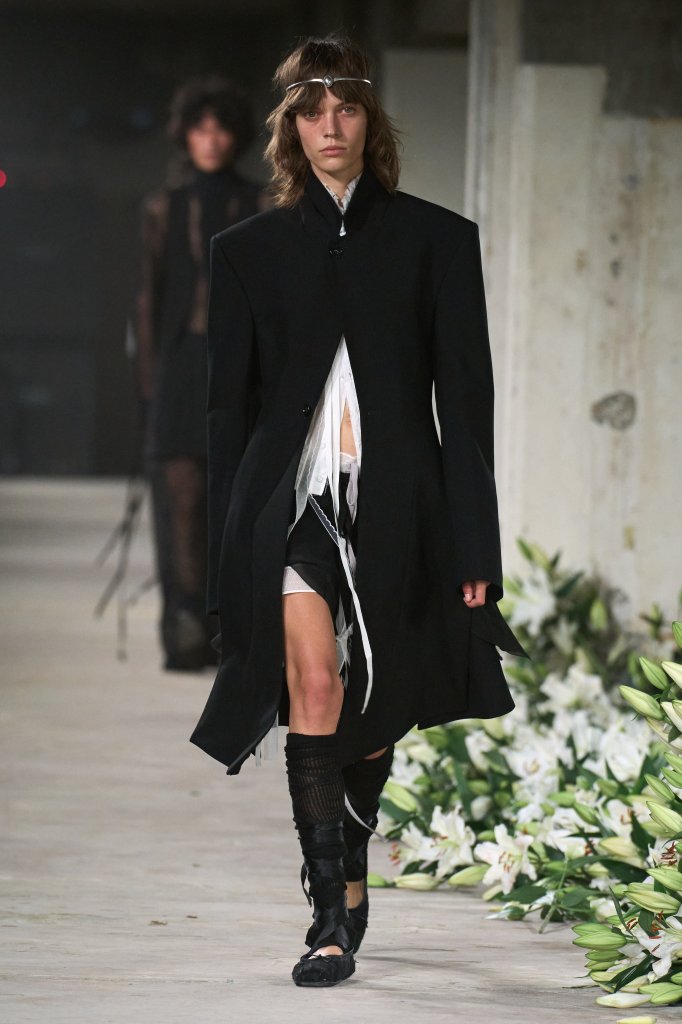 安·迪穆拉米斯特 Ann Demeulemeester 2025春夏高级成衣秀 - Paris Spring 2025