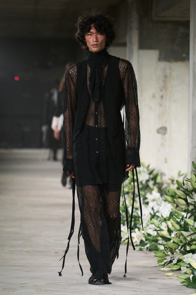 安·迪穆拉米斯特 Ann Demeulemeester 2025春夏高级成衣秀 - Paris Spring 2025