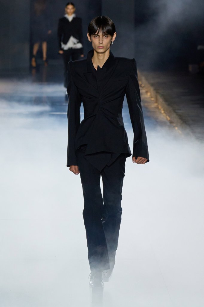 亚历山大·麦昆 Alexander McQueen 2025春夏高级成衣秀 - Paris Spring 2025